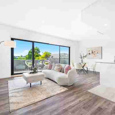 Bright & Elegant 2BR with 2 Parking in Mascot Others