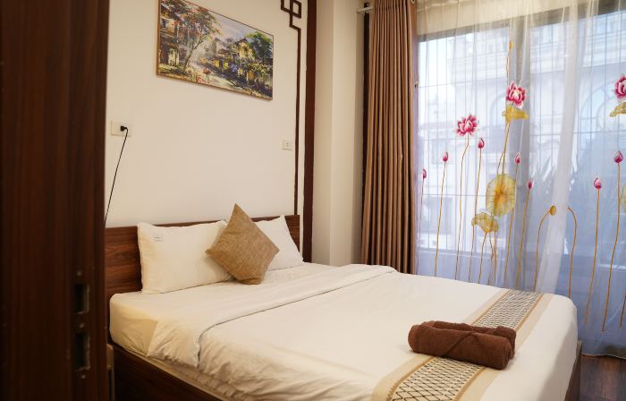 The Windie Home - Bright Corner Room - Street View - Hoan Kiem Lake