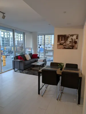 Modern 2 Bed Condo with AC and Parking Hôtels à : 