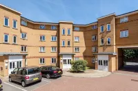 2 bed flat, dedicated workspace, Parking, 4KTV