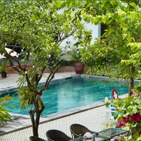 Cozy Embassy Garden