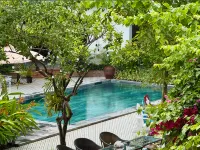 Cozy Embassy Garden