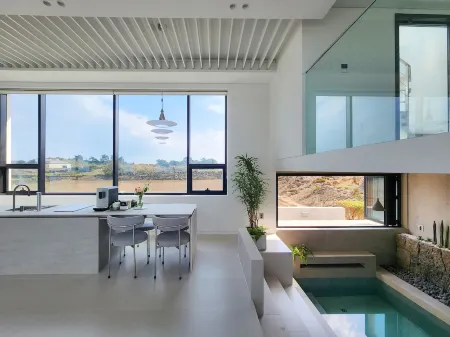 Window Lounge_poolvilla Отели рядом с достопримечательностью «Yongcheondonggul Cave»