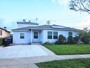 Cheerful 2-Bedroom House w/Free Parking. No Pet