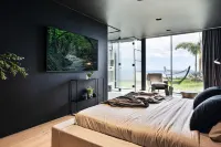 Saudade: Futuristic Ultra Luxury Ocean Zen Retreat - parkir