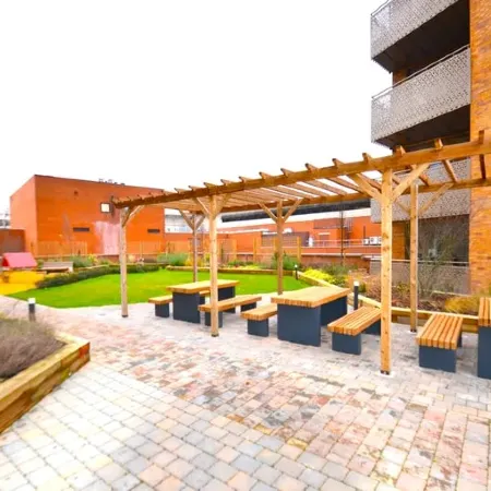 Modern 2-Bed Apartment Near Heathrow w/Parking