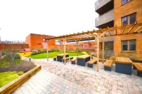 Modern 2-Bed Apartment Near Heathrow w/Parking