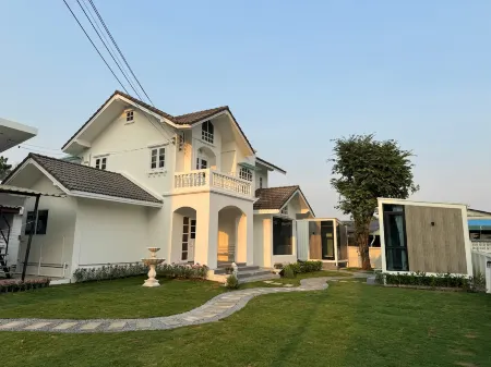 Coolplay house sukhumvit onnut Отели рядом с достопримечательностью «Wat Maha But Temple - Mae Nak Shrine»