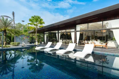 Huge Pool Villa with Private Lake  3+1BR/10 Guests 화이야이 호텔