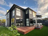 Brand-New Luxury house in Epsom Отели в г. 