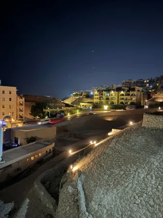 BLUE ViEW SUiTES Отели рядом с достопримечательностью «Al Mina Mosque»