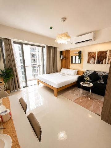 Luxury Condo near NAIA Airport & MOA with free Pool & Gym