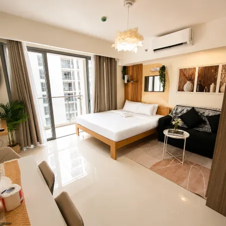 Luxury Condo near NAIA Airport & MOA with free Pool & Gym
