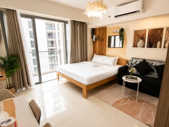 Luxury Condo near NAIA Airport & MOA with free Pool & Gym
