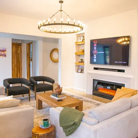 Rabi Residence - Modern Farmhouse sleeps 4