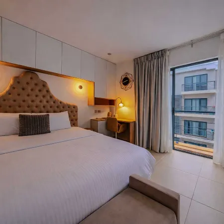 Embassy Gardens Studio with Pool & Gym