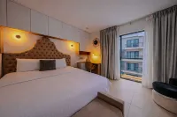 Embassy Gardens Studio with Pool & Gym - pet friendly