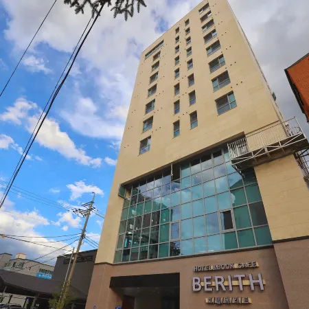 Hotel BERITH Отели рядом с достопримечательностью «Музей керамики Сокбон»