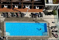 DT2BR2BA CN tower &lake view/ parking king bed - مسبح على السطح