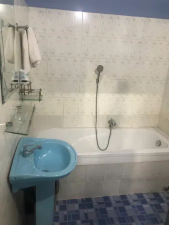 Hong Thanh Hotel Отели в г. Tan Phu Dong District