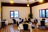 Crown Royale Hotel & Lounge