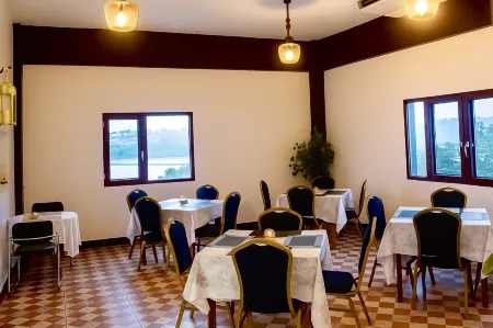 Crown Royale Hotel & Lounge