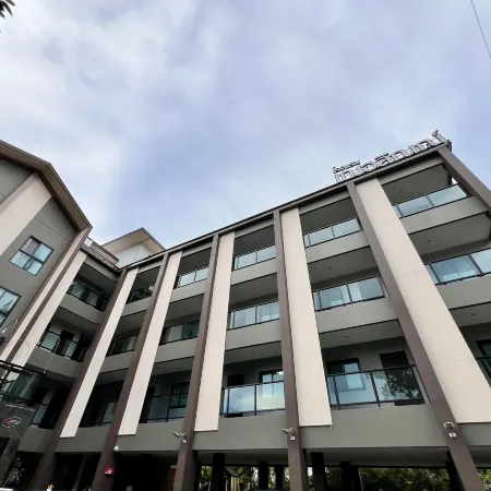 Sherlyn Hotel & Cafe Отели рядом с достопримечательностью «Университет Ратчатхани»