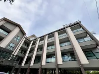 Sherlyn Hotel & Cafe Hotels in Chae Ramae