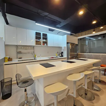 Cozy Stay Jeju, Dormitory Отели рядом с достопримечательностью «Алтарь Охёндан»