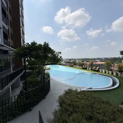 1-minute walk toBTSWutthakat/swimming pool /gym / 300Mbps internet / brand new apartment building BTS 福祿市場站（BTS-Talat Phlu）附近的飯店