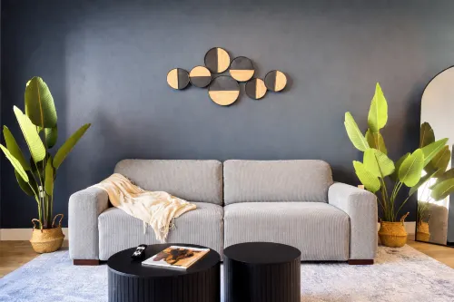 Contemporary Getaway Near Disneyland w Pool & GYM - Homestays