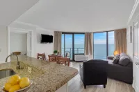 Impressive 1Br Oceanfront Suite, With Pool and Free Wifi - Condos