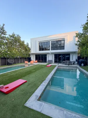 Wynwood Miami Retreat | 2 Private Pools, BBQ, 6BR & Parking - บังกะโล