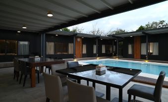 Sun sun pool villa