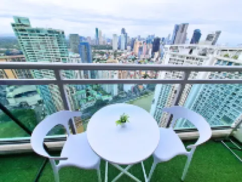 High floor - Rockwell View | Pool + Pet Friendly