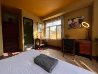 Sunny Side Up top-floor apartment -  Ferienwohnungen