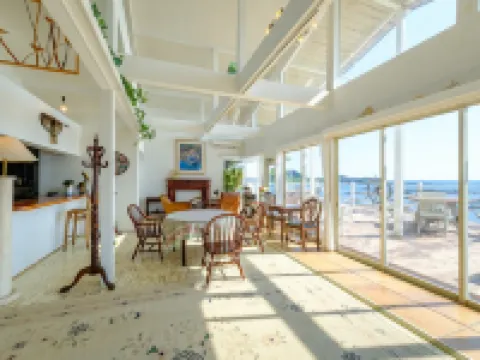 海と光のある暮らし｜ビーチまで徒歩5秒の一棟貸切｜写真が映えるオーシャンビュー｜10名 | 三浦バンビーノ 三浦のホテル