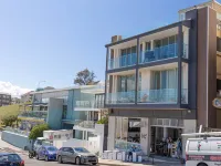 Beach front ocean breeze studio with aircon Hotels in North Bondi