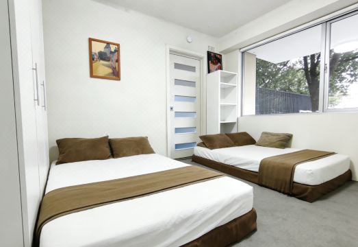 Sunny harbour Bridge in Kirribil