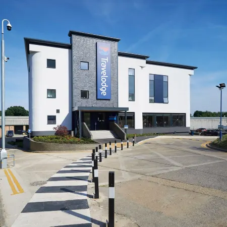 Travelodge London Acton Отели рядом с достопримечательностью «Стадион «Лофтус Роуд»»
