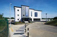 Travelodge London Acton  호텔