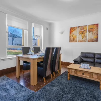 3 Bedroom Apartment - Glasgow Cromdale St - Sleeps 5 - Contractors, Business & Relocations Hotels near Glasgow Prestwick Airport