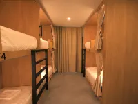 Yen Hostel & Smoothies Silom Hotels near MahaNakhon