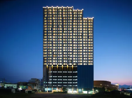 The Hotel Sokcho Отели рядом с достопримечательностью «Sokcho City Museum & Displaced Civilians Folk Village»