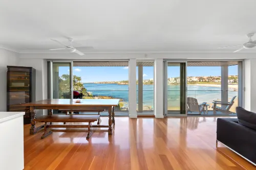 Beachfront luxury 3 beds with ocean view balcony Hotels in North Bondi