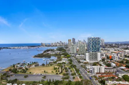 Skyline Showdown - Views, Games & Vibes Отели рядом с достопримечательностью «Chinatown, Gold Coast»