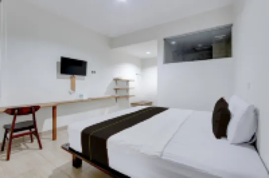 Townhouse Oak near The Park Mall Solo formerly D’Nawasena Guest House โรงแรมใน