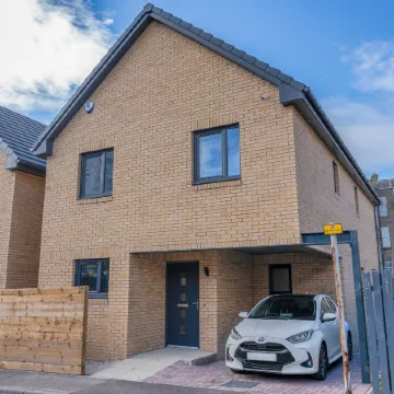 Lochee 2 - Large 4 Bedroom House with 6 Beds and 3 bathrooms, TVs in each room, Free Parking