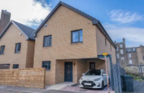 Lochee 1 - Large 4 Bedroom House with 6 Beds and 3 bathrooms, TVs in each room, Free Parking