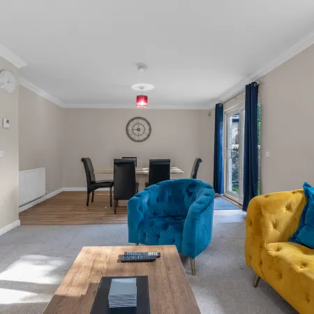 Muirton House 2 - 4 Bed House, 4 Car Driveway, 2 Bathrooms, Smart TVs in every room